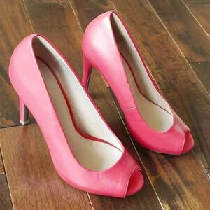 Le Chateau Coral Peeptoe Heels sz 6